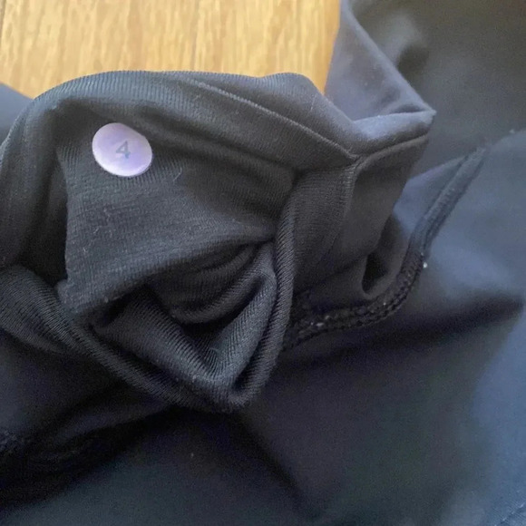 Lululemon sz 4 black crops in excellent pre owned condition - Picture 4 of 4